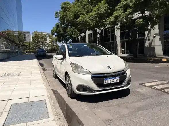 Peugeot 208 Allure 1.6  2017 - foto 1