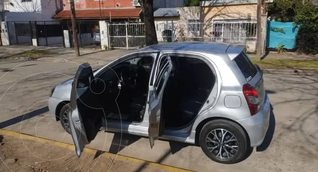 Toyota Etios Hatchback Platinum (1496 Cc) 2018 - foto 5