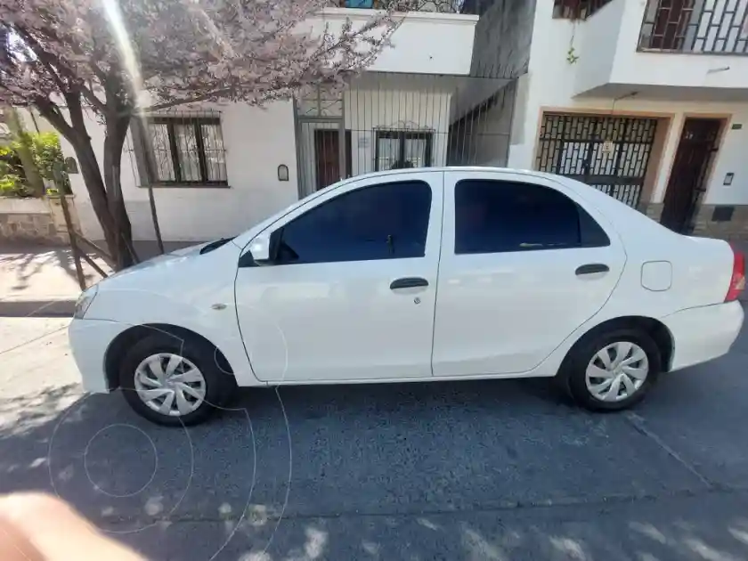 Toyota Etios Sedán X  2018 - foto 2