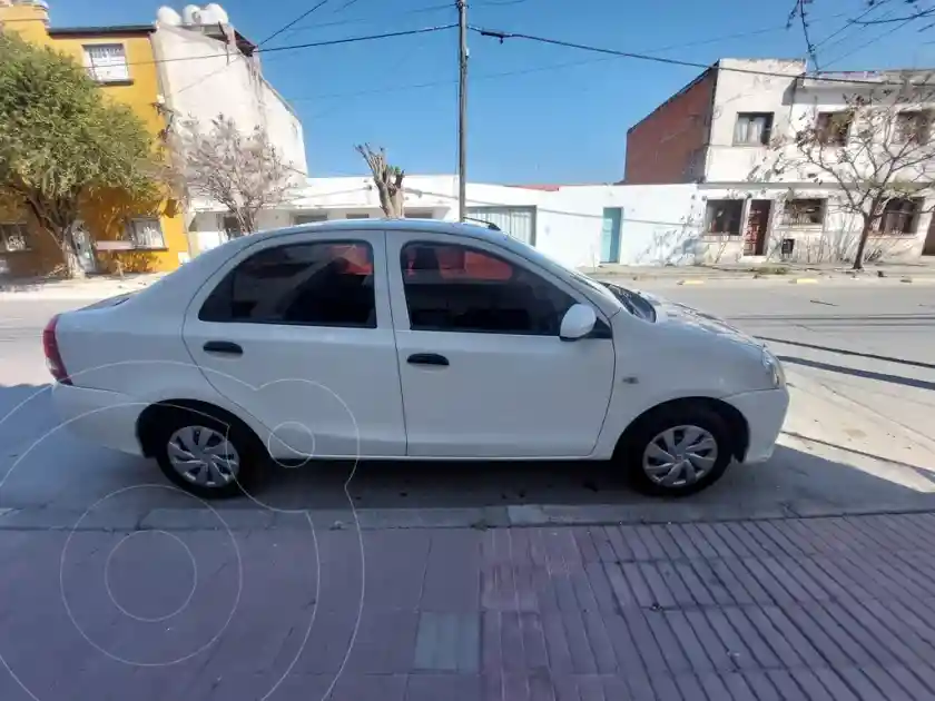 Toyota Etios Sedán X  2018 - foto 3