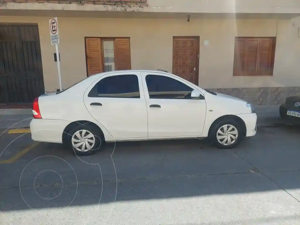Toyota Etios Sedán X  2018 - foto 4