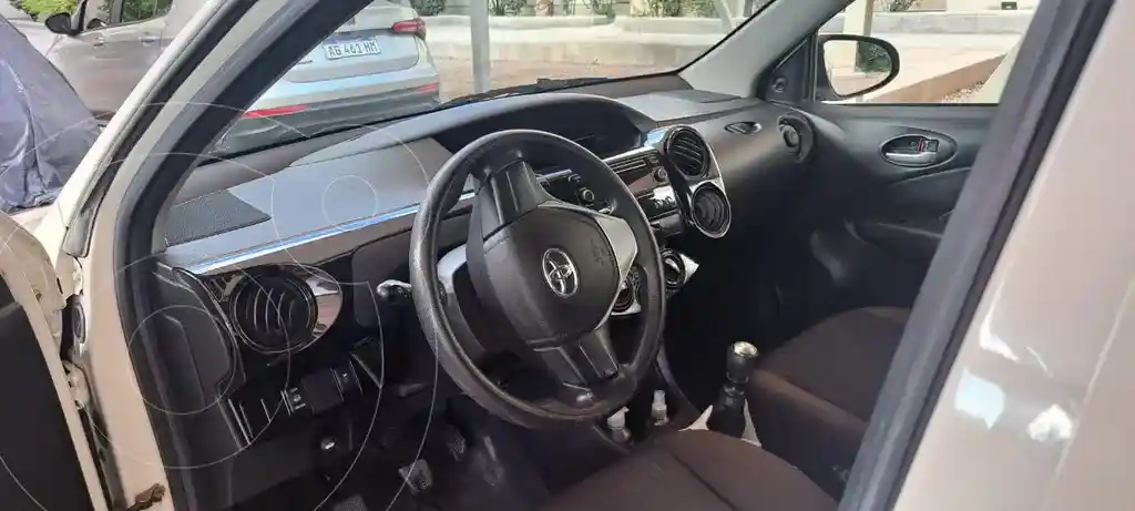 Toyota Etios Hatchback X  2020 - foto 2