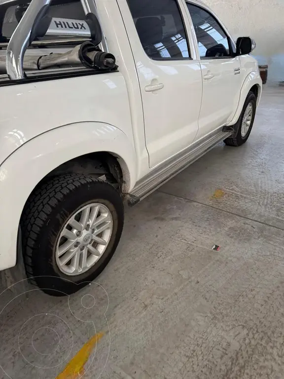 Toyota Hilux 3.0 4X4 Srv 5 Tdi Dc Cuero Aut (2982 Cc) 2013 - foto 2