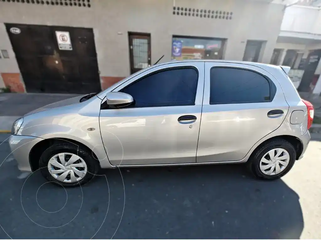 Toyota Etios Hatchback X  2018 - foto 2