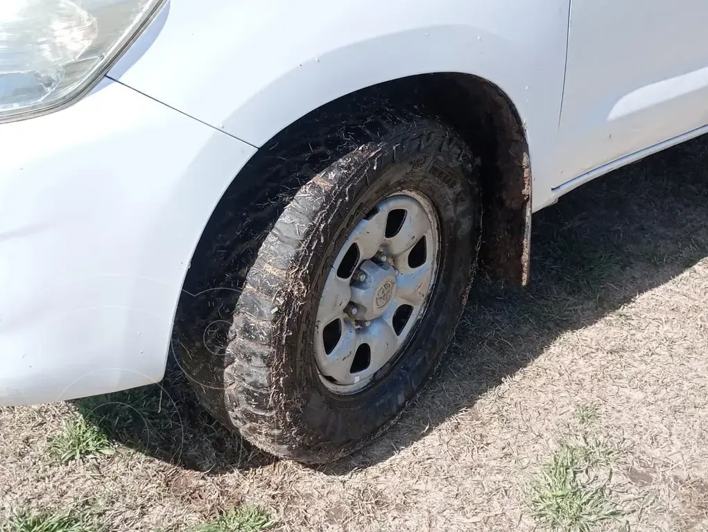 Toyota Hilux 2.5 4X4 Dx Tdi Pack Dc (2494 Cc) 2015 - foto 3
