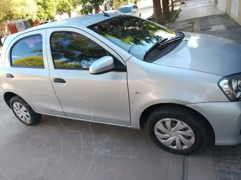 Toyota Etios Sedán X  2019 - foto 2