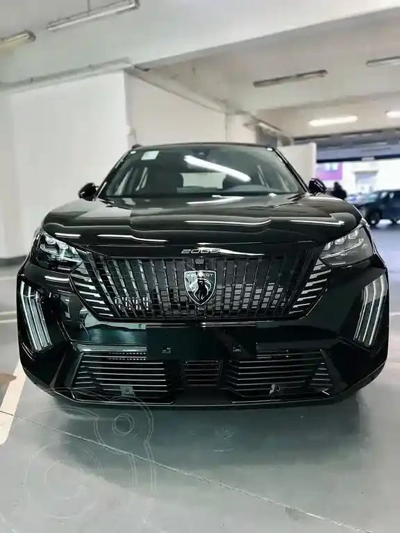 Peugeot 2008 GT T200 2024 - foto 1
