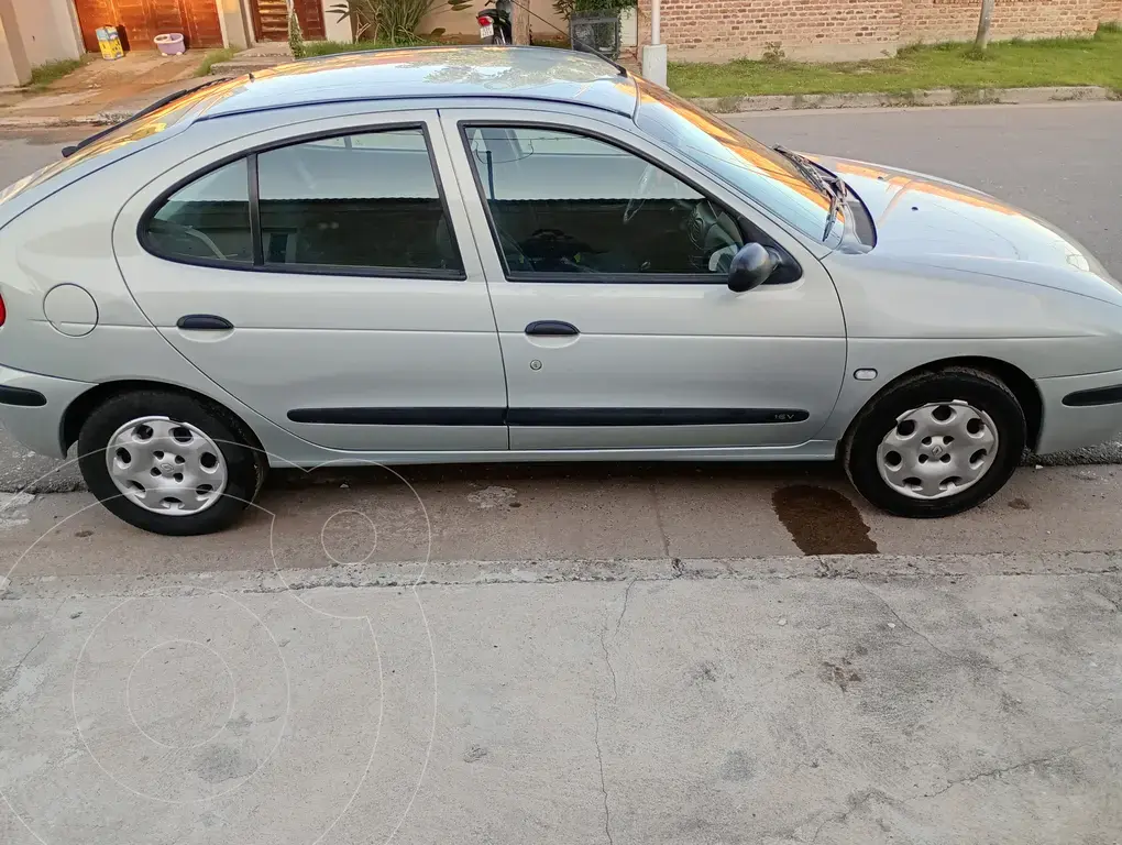 Renault Mégane Tric 1.6 Pack Plus (1598 Cc) 2009 - foto 2