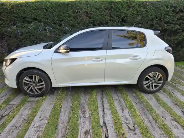 Peugeot 208 Feline 1.6 Tiptronic  2023 - foto 1