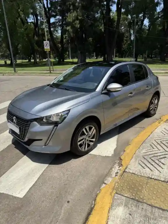 Peugeot 208 Allure 1.6  2023 - foto 1