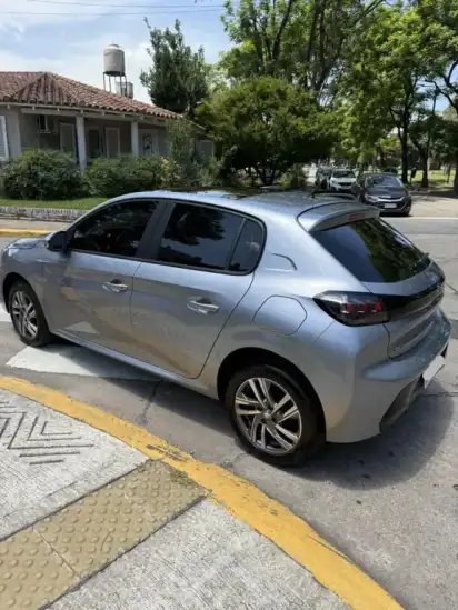 Peugeot 208 Allure 1.6  2023 - foto 4