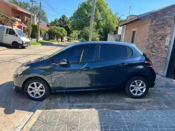 Peugeot 208 Allure 1.5 2014 - foto 1