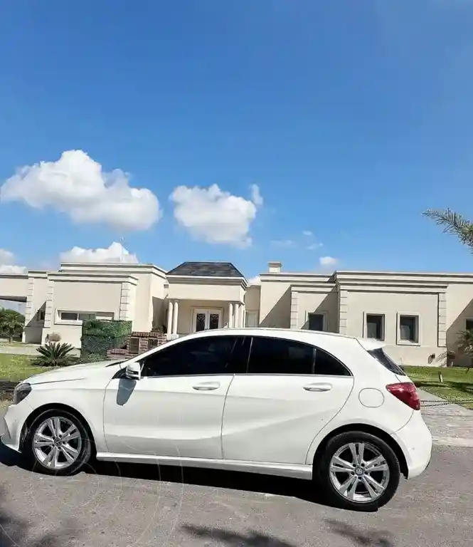 Mercedes-Benz Clase A Sedán 200 Style Aut Sedán  2018 - foto 2
