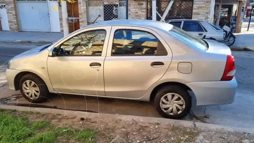 Toyota Etios Sedán X  2017 - foto 2