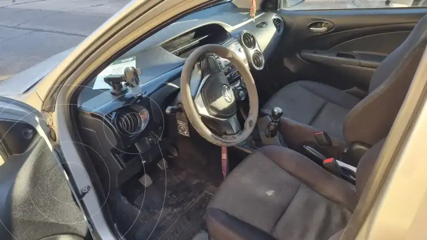 Toyota Etios Sedán X  2017 - foto 4