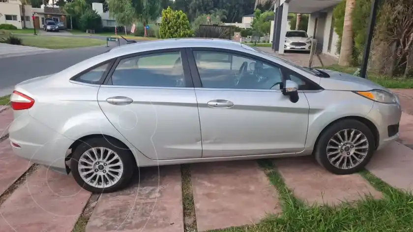 Ford Fiesta Kinetic Sedán Titanium  2013 - foto 3