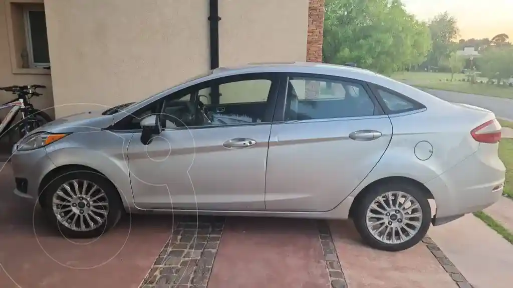 Ford Fiesta Kinetic Sedán Titanium  2013 - foto 4