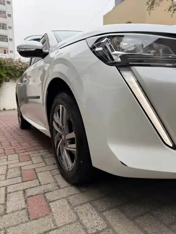 Peugeot 208 Allure 1.6 Tiptronic  2022 - foto 3