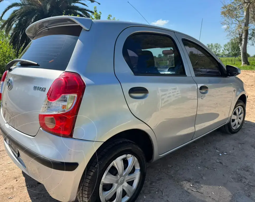 Toyota Etios Hatchback X Plus (1496 Cc) 2014 - foto 2