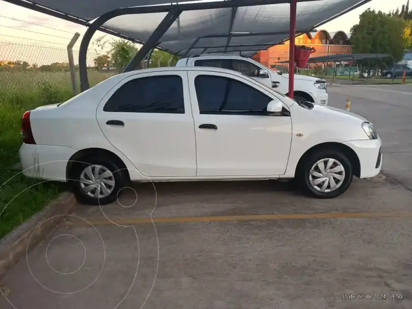 Toyota Etios Sedán X  2019 - foto 2