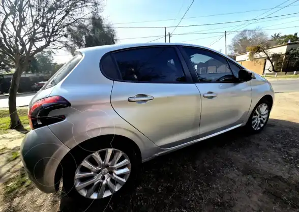 Peugeot 208 Allure 1.6  2019 - foto 1
