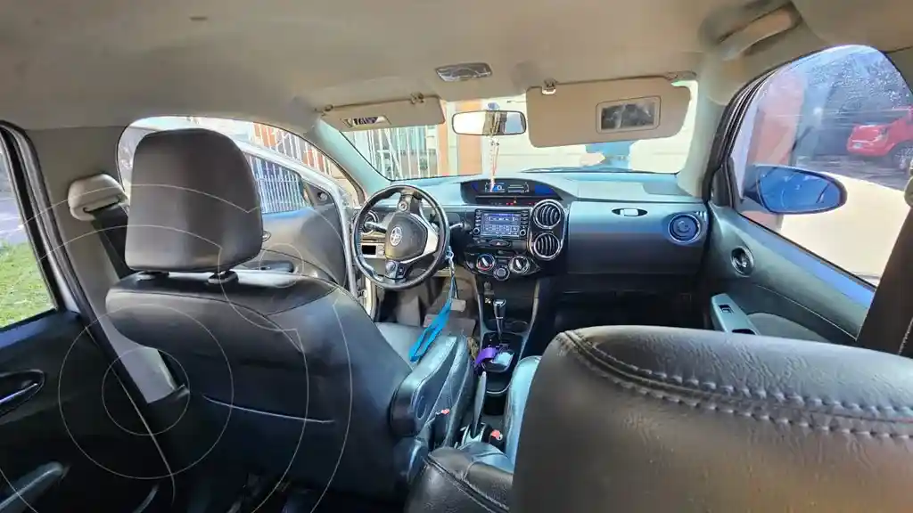 Toyota Etios Sedán Platinum Aut  2017 - foto 2