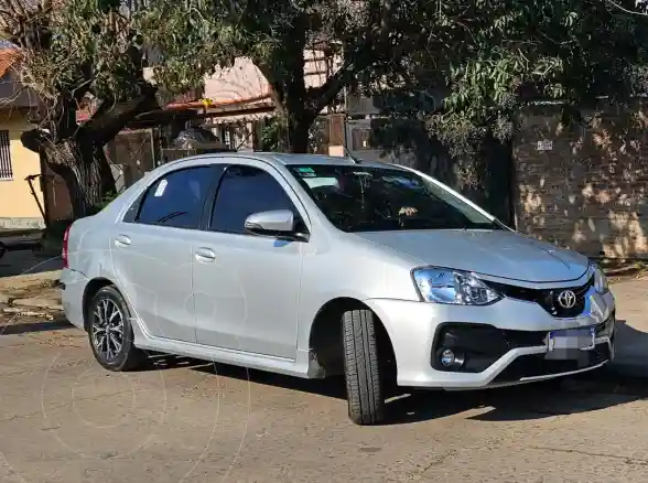 Toyota Etios Sedán Platinum Aut  2017 - foto 3