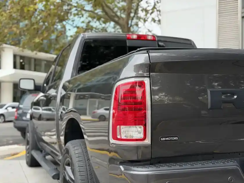 Ram 1500 5.7 Laramie Night Edition 2024 - foto 4