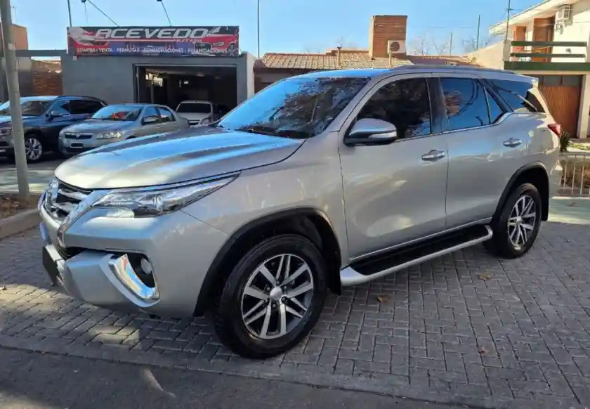 Toyota Hilux SW4 2017 - foto 1