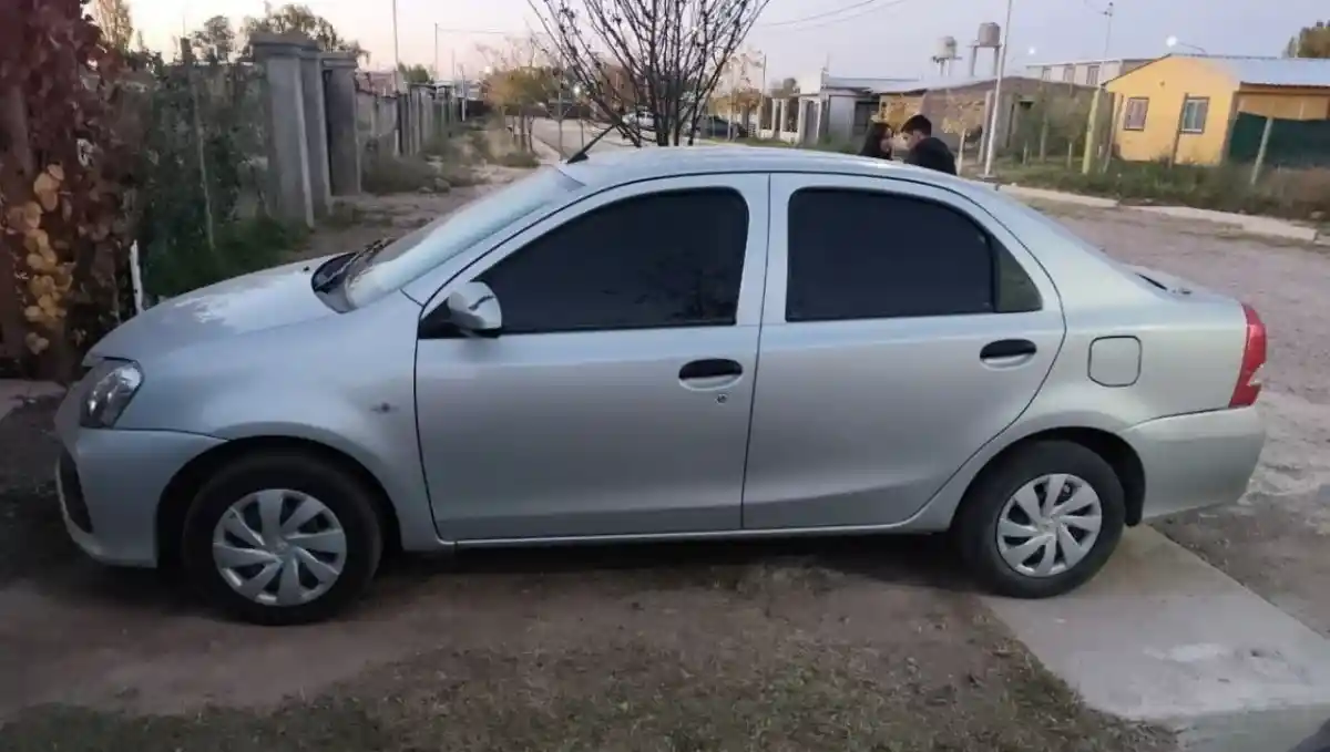 Toyota Etios  2021 - foto 3