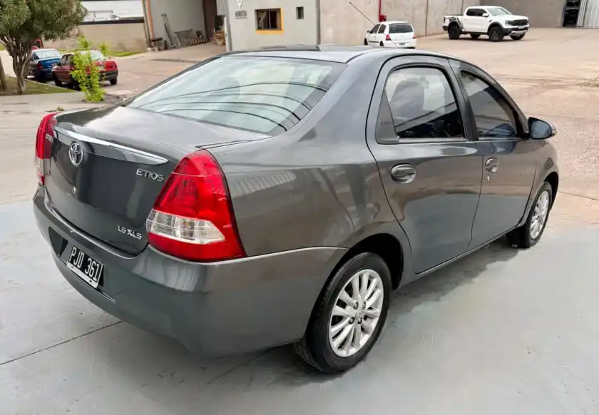 Toyota Etios  2014 - foto 2