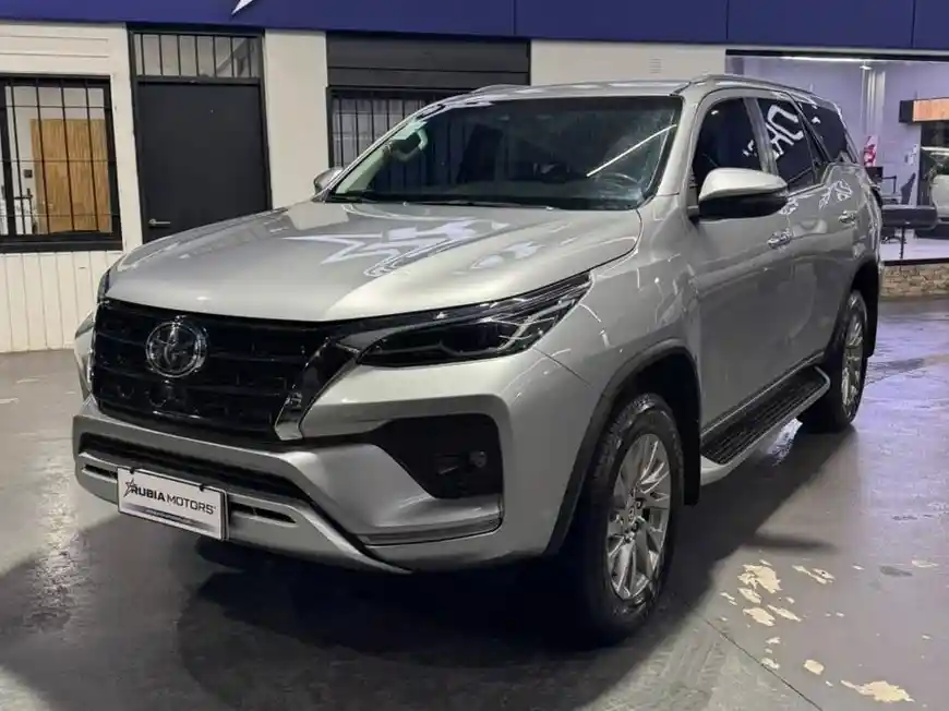 Toyota Hilux SW4 2023 - foto 1