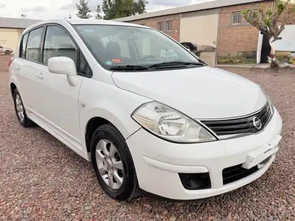 Nissan Tiida  2014 - foto 3