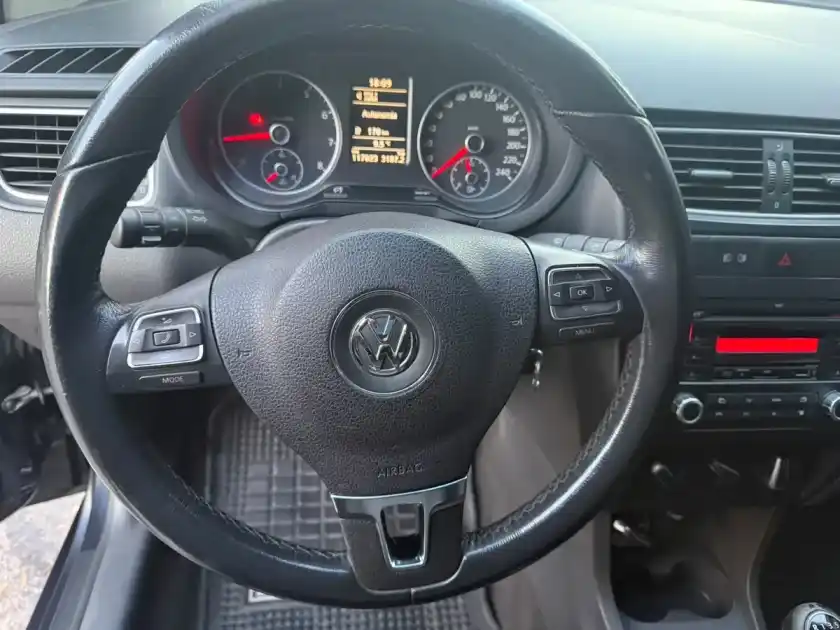 Volkswagen Suran 1.6 Imotion Highline 11D Cuero 2011 - foto 5