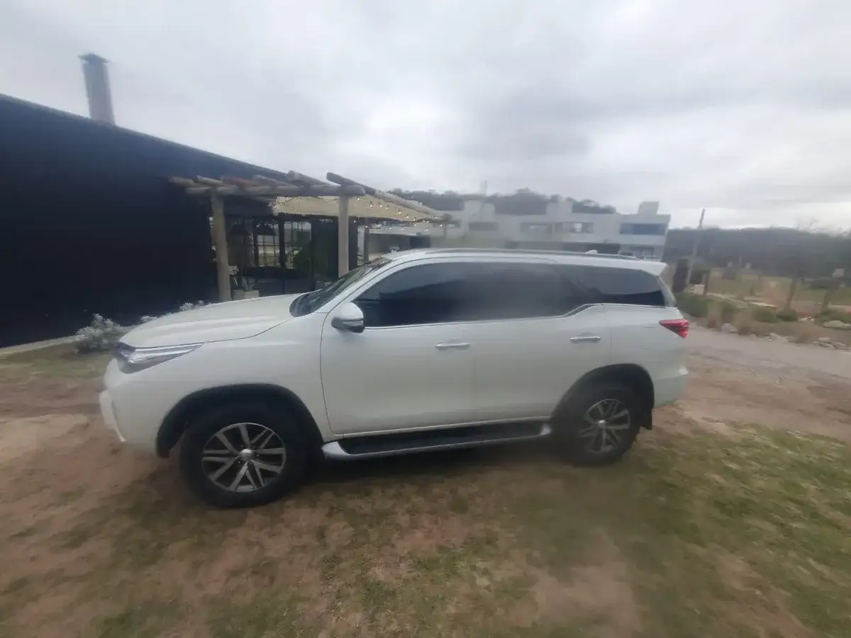 Toyota Hilux Sw4 2.8 Srx 177Cv 4X4 7As At 2017 - foto 3