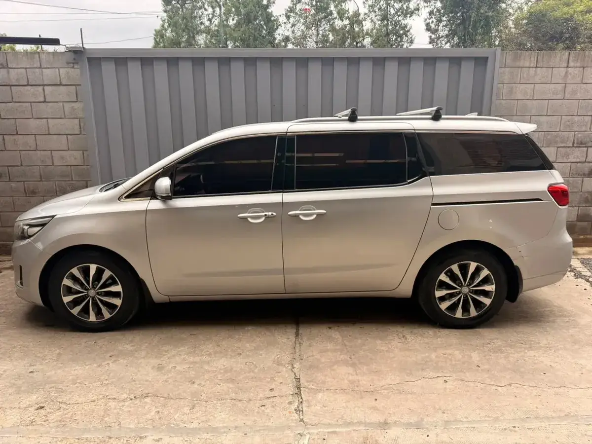 Kia Carnival 2.2 Crdi Ex Premium Avn 2017 - foto 2
