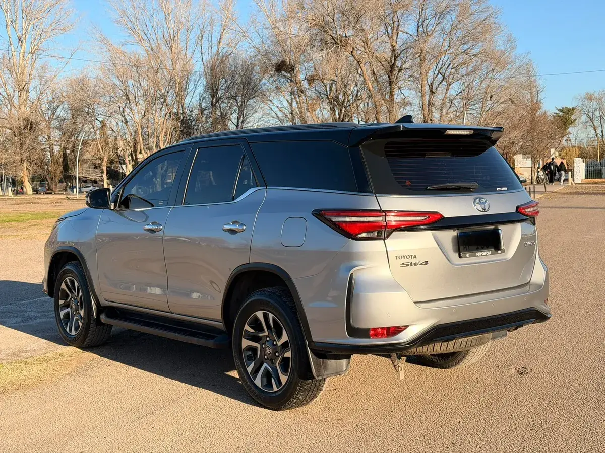 Toyota Sw4 2.8 Tdi Diamond 4X4 6At 7As 2023 - foto 3
