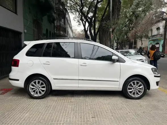 Volkswagen Suran 1.6 Highline 101Cv Cuero 2013 - foto 4