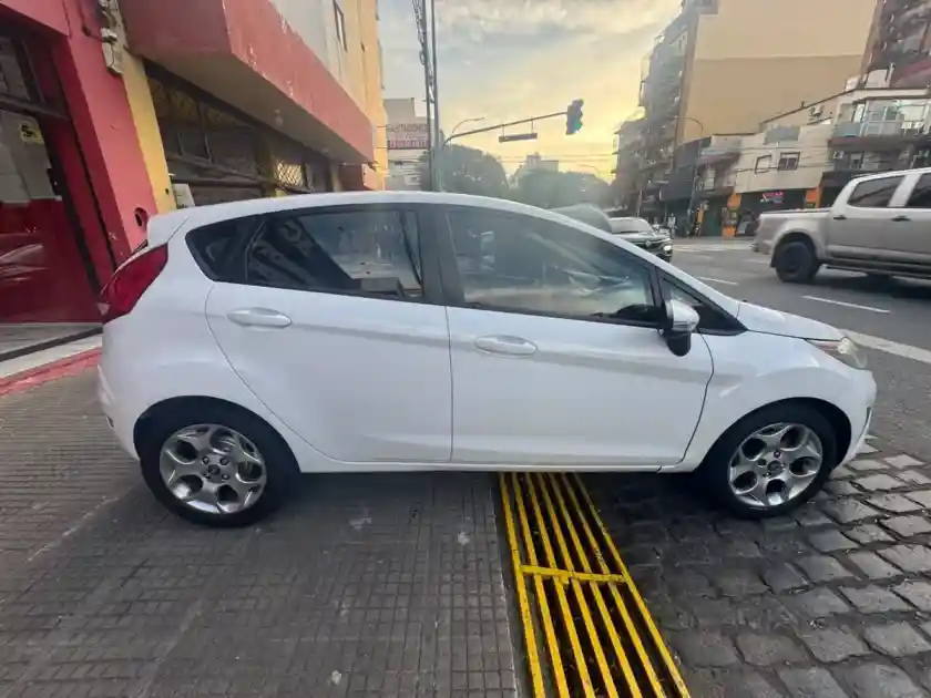 Ford Fiesta Kinetic Design 1.6 Titanium 2012 - foto 4