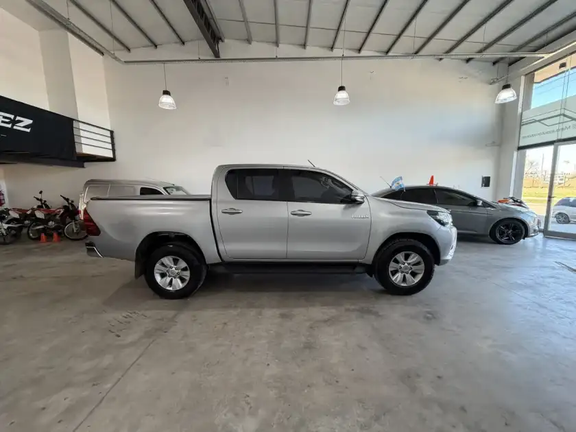 Toyota Hilux 2.8 Cd Srv 177Cv 4X2 2018 - foto 4