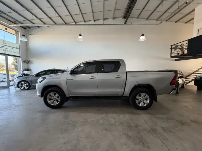 Toyota Hilux 2.8 Cd Srv 177Cv 4X2 2018 - foto 5
