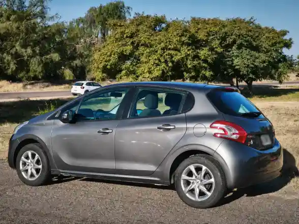 Peugeot 208 1.5 Allure 2014 - foto 2
