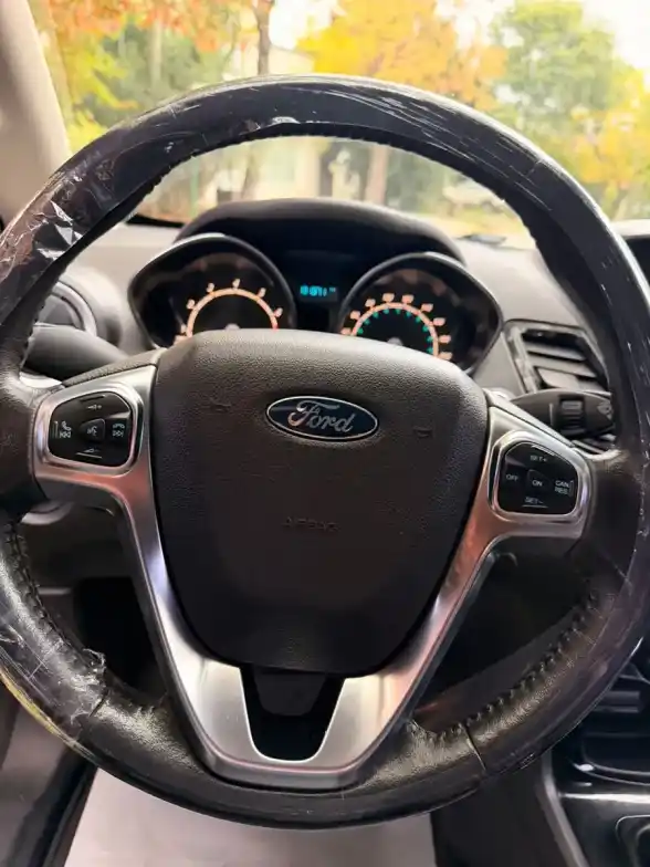 Ford Fiesta Kinetic 1.6 Titanium 120Cv 2015 - foto 4