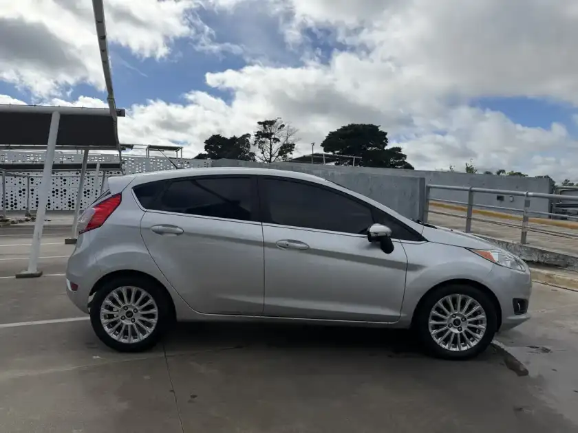 Ford Fiesta Kinetic 1.6 Titanium Powershift 120Cv 2015 - foto 3