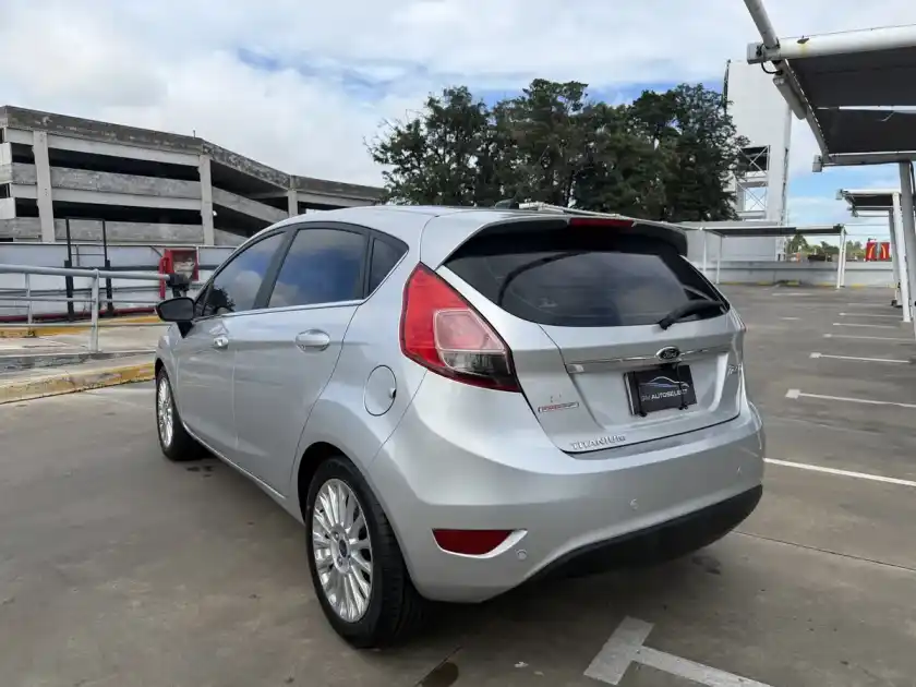 Ford Fiesta Kinetic 1.6 Titanium Powershift 120Cv 2015 - foto 4