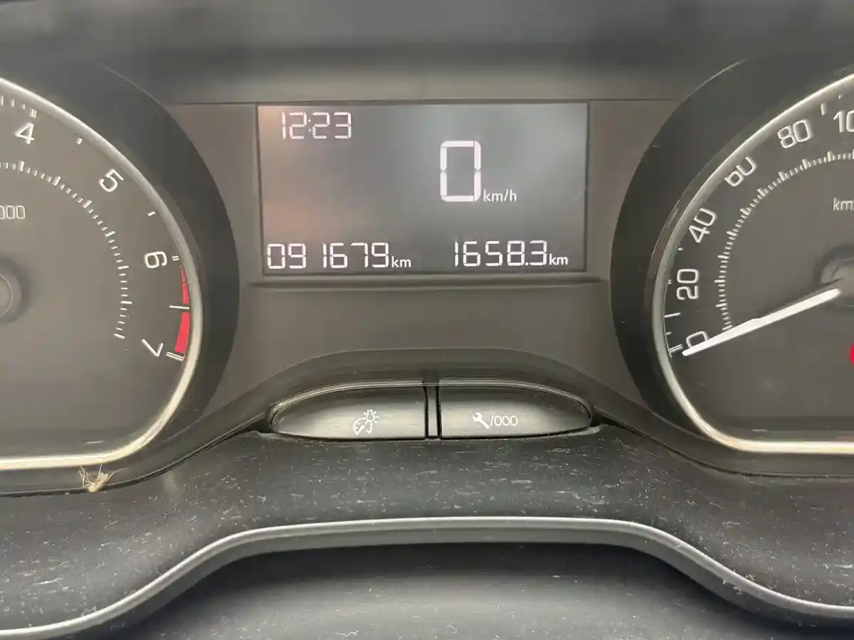 Peugeot 208 1.5 Allure Touchscreen 2016 - foto 2
