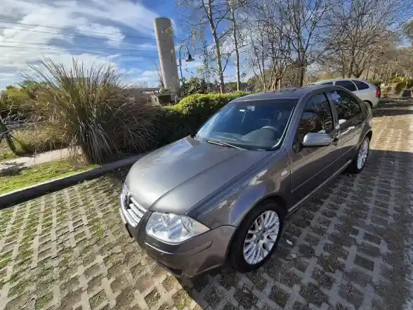 Volkswagen Bora 1.8 Highline T 180Cv 2010 - foto 1