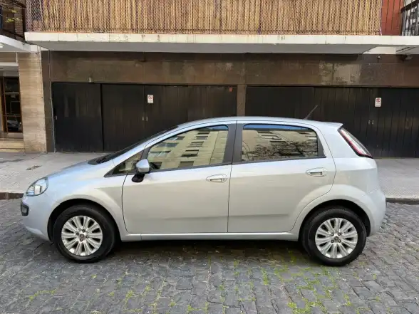 Fiat Punto 1.4 Attractive Pack Top Uconnect 2016 - foto 2