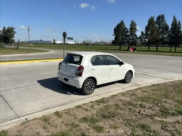 Toyota Etios 1.5 Platinum 5 P 2016 - foto 4