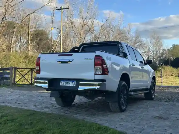 Toyota Hilux 2.8 Cd Sr 177Cv 4X4 2024 - foto 2